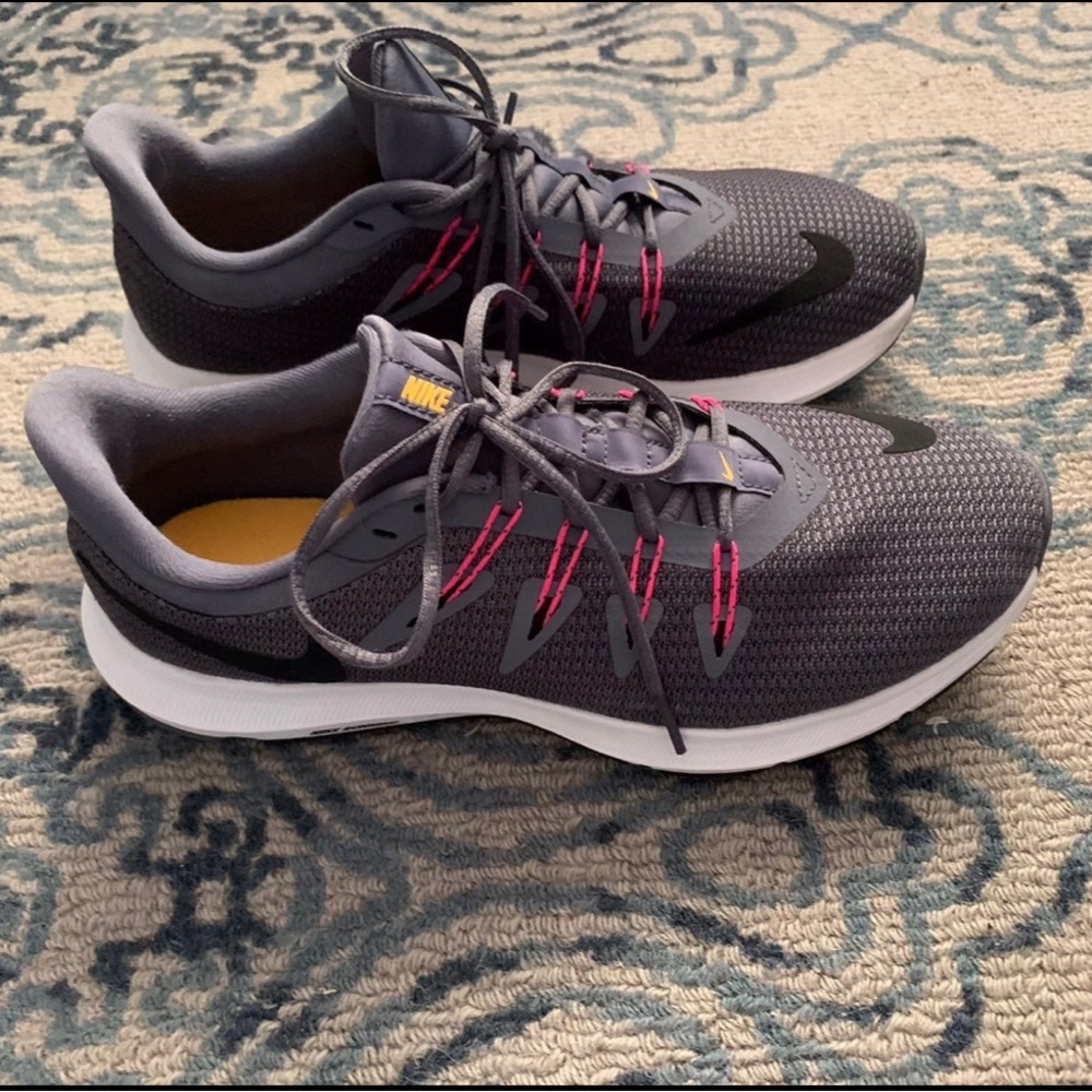 EUC - Women's Nike Quest